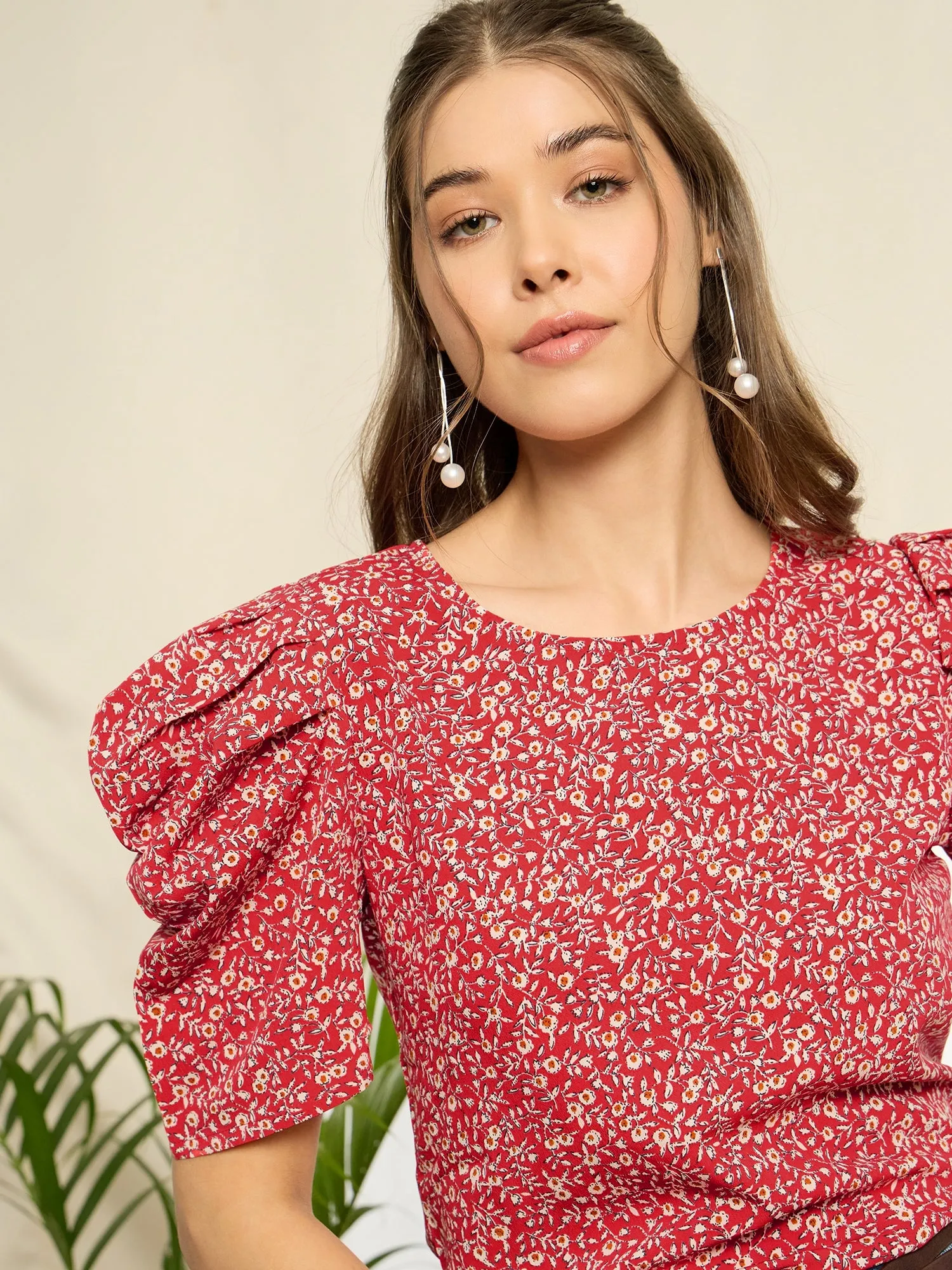 Berrylush Women Red & White Floral Printed Round Neck Puff Sleeves Back Button-Up Keyhole Regular Top
